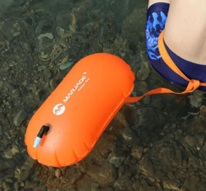 Boia de segurança nas águas abertas: o equipamento que pode salvar sua prova — e sua vida