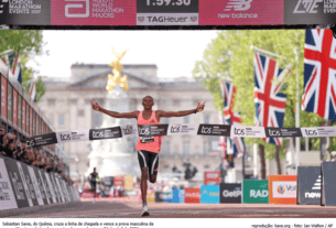 Sebastian Sawe, do Quênia, cruza a linha de chegada e vence a prova masculina da Maratona de Londres, em Londres, no domingo, 26 de abril de 2026.