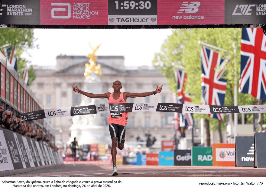 Sebastian Sawe, do Quênia, cruza a linha de chegada e vence a prova masculina da Maratona de Londres, em Londres, no domingo, 26 de abril de 2026.