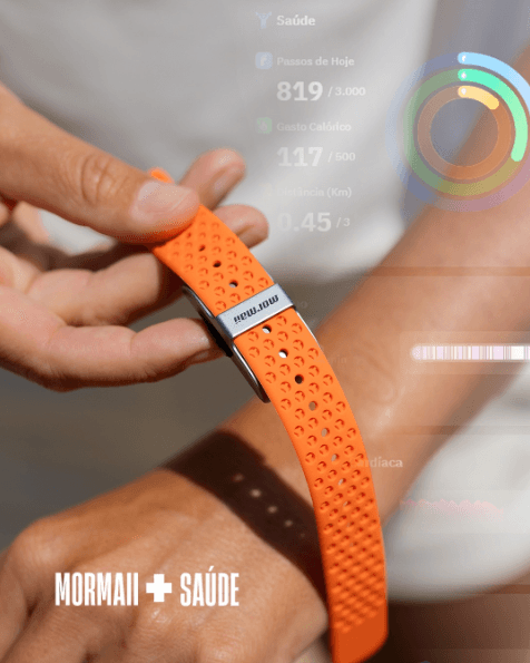 Monitoramento é contínuo: frequência cardíaca via sensor HR dedicado, SpO2, temperatura da pele, acelerômetro 3D e detecção automática de atividade. Sono, recuperação e carga de treino ficam registrados na memória interna