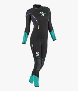 Feito de neoprene extremamente macio e flexível, garantindo uma sensação confortável como uma segunda pele. Liberdade de Movimento: O corte triatlo permite uma maior amplitude de movimento nos ombros e braços, proporcionando máxima liberdade tanto no barco quanto na água.