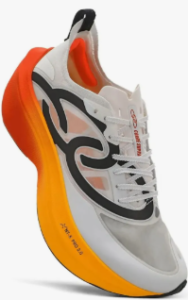 É nesse cenário que o Olympikus Corre Supra 2 ganha espaço, o que aparece é a combinação de conforto para correr por mais tempo com uma resposta que permite continuar sustentando o ritmo quando a perna já vem carregada. Para o 70.3, essa relação importa mais do que simplesmente ter um tênis rápido: o modelo precisa continuar confortável quando a corrida entra na parte em que o desgaste acumulado começa a aparecer. Os 21,1 km de São Paulo não exigem apenas velocidade, exigem capacidade de manter a corrida depois de tudo o que aconteceu antes dela, o Corre Supra 2 entra justamente nessa parte da prova, quando conforto e desempenho precisam continuar trabalhando juntos até o último quilômetro.