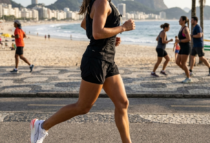 Os tênis de corrida Deviate Pure NITRO™ estão prontos para treinos e corridas rápidas diárias, com amortecimento leve em NITROFOAM™ e uma passada flexível. Sem placa, apenas propulsão suave, para que você possa aumentar o ritmo quando achar conveniente.