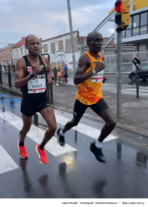 reprodução instagram Eliud Kipchoge e Paulo de Paula na NB 42k @renantelesrun - @paulopaulaoly